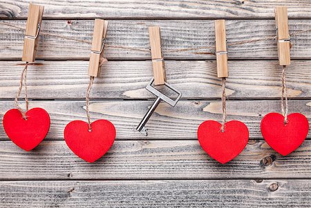 simsearch:400-08034173,k - Hearts and key hanging on a string, shot on wooden background Foto de stock - Super Valor sin royalties y Suscripción, Código: 400-08431522