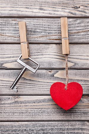 simsearch:400-08034173,k - Heart and key hanging on a string, shot on wooden background Foto de stock - Super Valor sin royalties y Suscripción, Código: 400-08431523