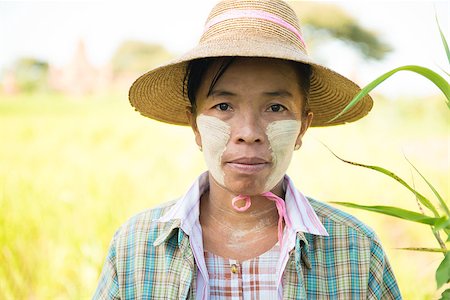 simsearch:400-04049869,k - Portrait of a mature Burmese female farmer with thanaka powdered face who works in the field. Foto de stock - Super Valor sin royalties y Suscripción, Código: 400-08431824