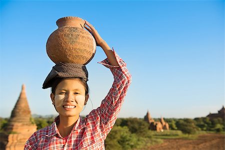 simsearch:400-06751673,k - Portrait of Young Asian Burmese traditional female farmer carrying clay pot on head, Bagan, Myanmar Fotografie stock - Microstock e Abbonamento, Codice: 400-08431831