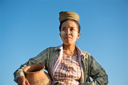 simsearch:400-06751673,k - Portrait of mature Asian Burmese traditional female farmer carrying clay pot, Bagan, Myanmar Fotografie stock - Microstock e Abbonamento, Codice: 400-08431832