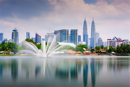 Kuala Lumpur, Malaysia skyline at Titiwangsa Park. Stockbilder - Microstock & Abonnement, Bildnummer: 400-08432062