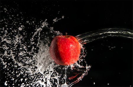 View of red apple and water splash on black background Foto de stock - Royalty-Free Super Valor e Assinatura, Número: 400-08432188