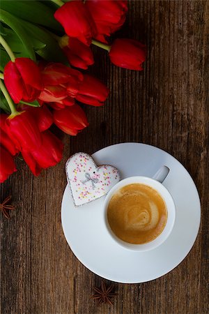 simsearch:400-07840610,k - Cup of Valentines day coffee with fresh red tulips on wooden table, top view Photographie de stock - Aubaine LD & Abonnement, Code: 400-08432294