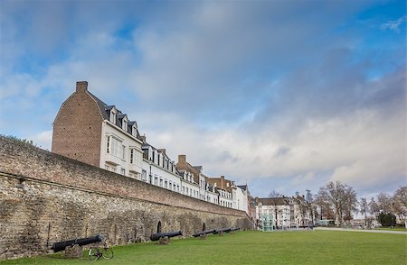 simsearch:400-08432432,k - Old houses on the surrounding city wall in Maastricht, Netherlands Fotografie stock - Microstock e Abbonamento, Codice: 400-08432430