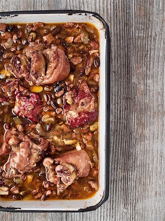 close up of rustic brazilian feijoada pork with black bean stew Foto de stock - Super Valor sin royalties y Suscripción, Código: 400-08432467