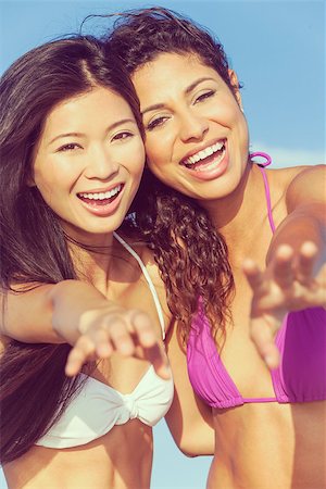 simsearch:6109-06004206,k - Instagram filter style photo of beautiful young women girls in bikinis laughing having fun on a beach Foto de stock - Super Valor sin royalties y Suscripción, Código: 400-08432495