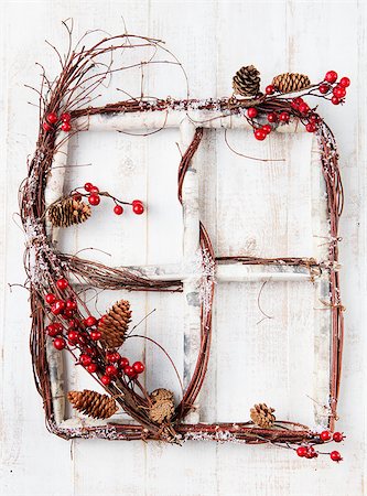 Wooden frame window with red berries, hawthorn, snow and cones Christmas Happy New Year background Foto de stock - Super Valor sin royalties y Suscripción, Código: 400-08432898