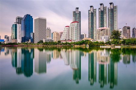 simsearch:400-04835760,k - Bangkok, Thailand skyline from Benjakiti Park. Foto de stock - Super Valor sin royalties y Suscripción, Código: 400-08432923