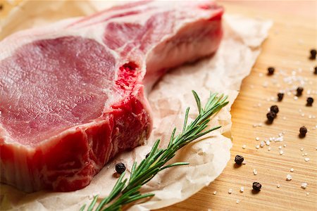 simsearch:400-07713408,k - Pieces of crude meat with rosemary and spices on a wooden cutting board Stock Photo - Budget Royalty-Free & Subscription, Code: 400-08433471