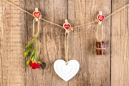 Red rose with white shape heart and chocolate on wooden background Foto de stock - Super Valor sin royalties y Suscripción, Código: 400-08494197