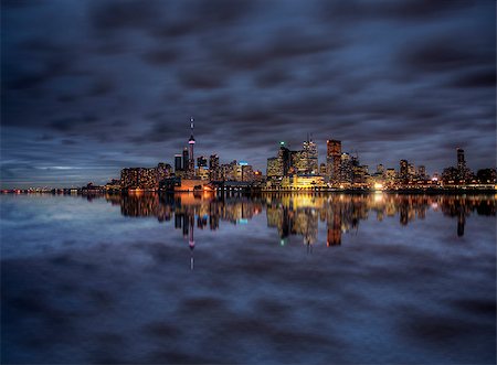 Night Shot Toronto City in Ontario Canada Lake reflection Foto de stock - Super Valor sin royalties y Suscripción, Código: 400-08494942
