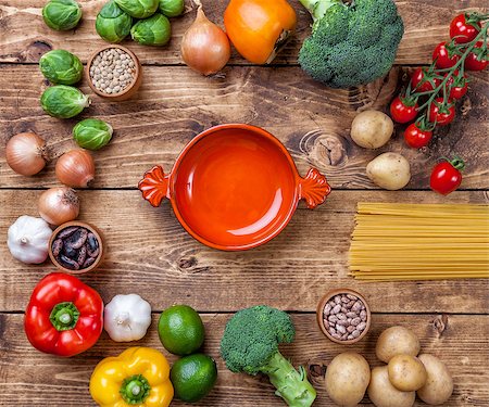 simsearch:400-04300921,k - Fresh and healthy organic vegetables and food ingredients on wooden background Photographie de stock - Aubaine LD & Abonnement, Code: 400-08495114