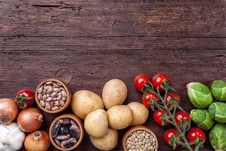 simsearch:400-04785187,k - Fresh and healthy organic vegetables and food ingredients on wooden background Photographie de stock - Aubaine LD & Abonnement, Code: 400-08495118