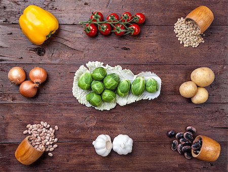 simsearch:400-03914983,k - Fresh and healthy organic vegetables and food ingredients on wooden background Photographie de stock - Aubaine LD & Abonnement, Code: 400-08495123
