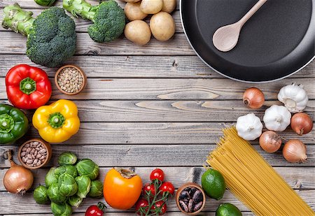 simsearch:400-04300921,k - Various vegetables fruits and herbs with a frying pan on wooden background Photographie de stock - Aubaine LD & Abonnement, Code: 400-08495134