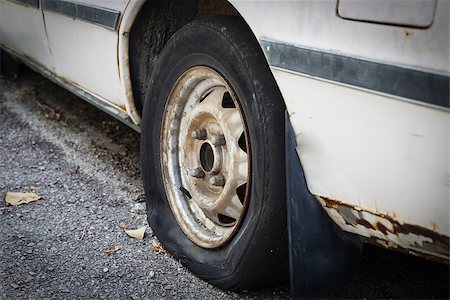 simsearch:400-08495449,k - Close up Flat tire on the road waiting for repair Foto de stock - Super Valor sin royalties y Suscripción, Código: 400-08495449