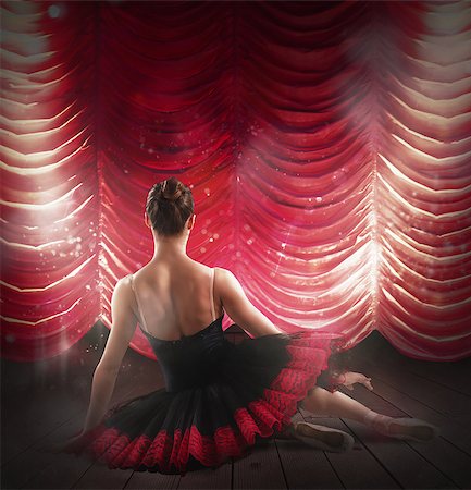 simsearch:400-08507512,k - Dancer posing behind the red velvet curtains Fotografie stock - Microstock e Abbonamento, Codice: 400-08496168