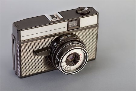 simsearch:400-06630396,k - Vintage photo camera on a gray table. Foto de stock - Super Valor sin royalties y Suscripción, Código: 400-08496427