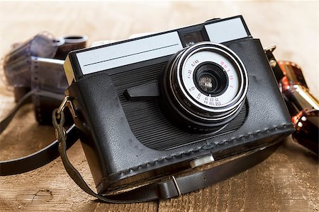 old camera and blank film strip on wooden table Foto de stock - Super Valor sin royalties y Suscripción, Código: 400-08496428