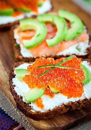 Delicious red caviar, avocado, salmon and cream cheese sandwiches Stockbilder - Microstock & Abonnement, Bildnummer: 400-08496567