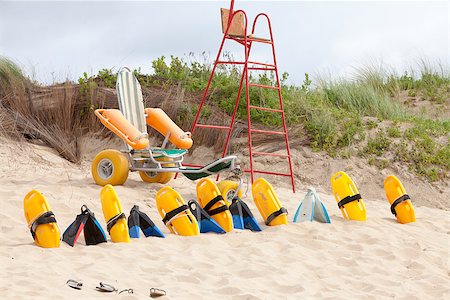 Empty lifesaver chair and equipment on the beach dunes Foto de stock - Super Valor sin royalties y Suscripción, Código: 400-08496726