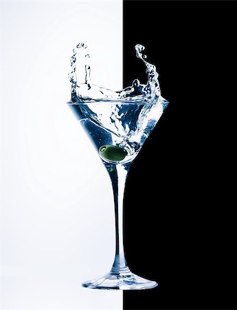 simsearch:400-06911029,k - classic contemporary cocktail with splashes on black and white background Foto de stock - Royalty-Free Super Valor e Assinatura, Número: 400-08496737
