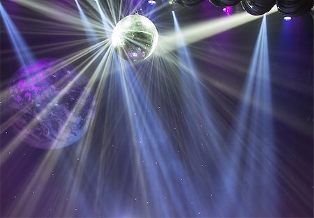 View of light beams reflecting from a disco ball. Foto de stock - Royalty-Free Super Valor e Assinatura, Número: 400-08496730