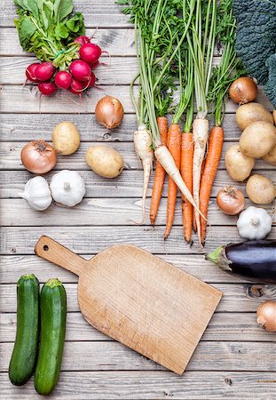 simsearch:400-05384796,k - Fresh and organic bio vegetables on a wooden background Stock Photo - Budget Royalty-Free & Subscription, Code: 400-08498205