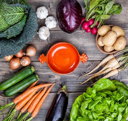 simsearch:400-07982459,k - Fresh and organic bio vegetables on a wooden background Photographie de stock - Aubaine LD & Abonnement, Code: 400-08498215