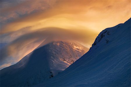 simsearch:400-08315659,k - Enchanting color spectacle in winter mountains - red-ene-yellow clouds dance round the mount. Dark snow surface contrasts with bright clouds. Foto de stock - Super Valor sin royalties y Suscripción, Código: 400-08498364