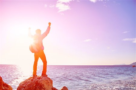 simsearch:400-08626705,k - traveler with backpack standing on the cliff against sea and blue sky at early morning Foto de stock - Super Valor sin royalties y Suscripción, Código: 400-08499238