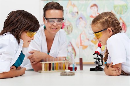 school biology - Young students watching an experiment in elementary science class - supervised by a teacher Stock Photo - Budget Royalty-Free & Subscription, Code: 400-08491671