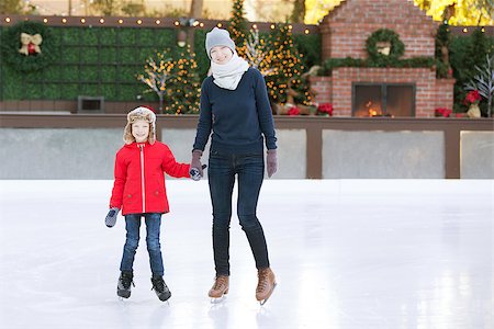 simsearch:400-08318063,k - little boy and his mother ice skating together at outdoor skating rink with holiday decorations, having winter vacation fun Photographie de stock - Aubaine LD & Abonnement, Code: 400-08492549