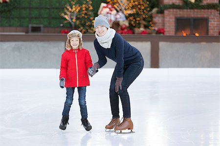 simsearch:400-08034847,k - little boy and his mother ice skating together at outdoor skating rink with holiday decorations, having winter vacation fun Photographie de stock - Aubaine LD & Abonnement, Code: 400-08492551