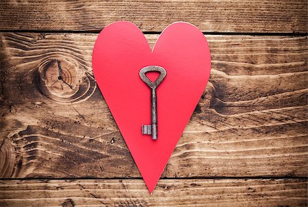simsearch:400-08034170,k - Love concept. An Old key and a heart on wooden background Photographie de stock - Aubaine LD & Abonnement, Code: 400-08493255