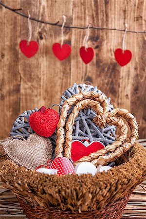 simsearch:400-08034170,k - Many hearts inside an old wooden basket Photographie de stock - Aubaine LD & Abonnement, Code: 400-08493262