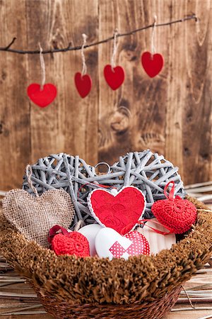 simsearch:400-08034173,k - Many hearts inside an old wooden basket Stockbilder - Microstock & Abonnement, Bildnummer: 400-08493263