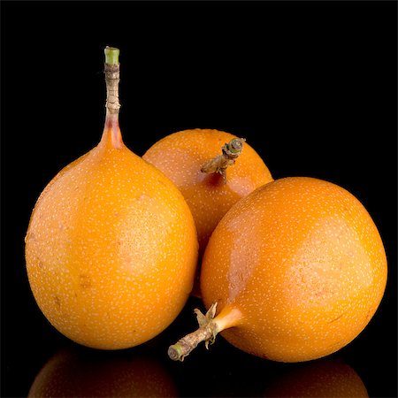 simsearch:400-08529320,k - Passion fruit maracuja granadilla on black background. Foto de stock - Super Valor sin royalties y Suscripción, Código: 400-08493771