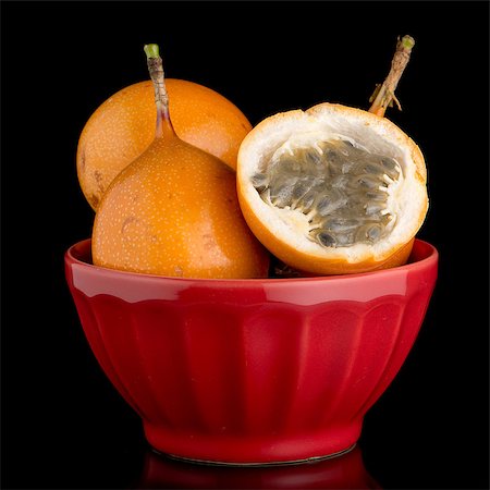 simsearch:400-08529320,k - Passion fruit maracuja granadilla on ceramic red bowl, black background. Foto de stock - Super Valor sin royalties y Suscripción, Código: 400-08493773