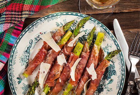 frying pan with bacon - Green asparagus wrapped in parma ham on plate, rustic wooden background, top view Stock Photo - Budget Royalty-Free & Subscription, Code: 400-08504022