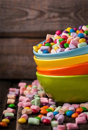 Mix of candies in bright colored ceramic bowls Stockbilder - Microstock & Abonnement, Bildnummer: 400-08504709