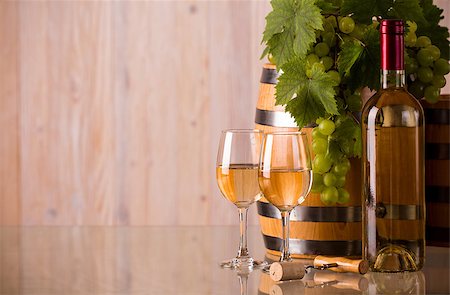 simsearch:400-08110621,k - Glasses of wine with bottle a barrel grapes and leaves Stock Photo - Budget Royalty-Free & Subscription, Code: 400-08505491