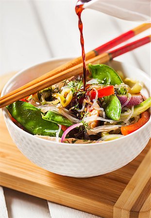 simsearch:400-05297094,k - Delicious asian rice glass noodles with vegetables and chicken (wok) Fotografie stock - Microstock e Abbonamento, Codice: 400-08507695