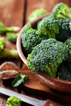 simsearch:400-05744473,k - Fresh raw green broccoli in bowl on rustic wooden background Stock Photo - Budget Royalty-Free & Subscription, Code: 400-08508638