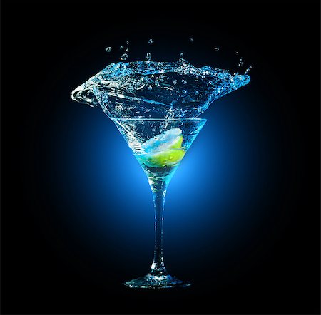 simsearch:400-08373093,k - cocktail in glass with splashes and lemon on dark background. Party club entertainment. Mixed light Foto de stock - Royalty-Free Super Valor e Assinatura, Número: 400-08500422