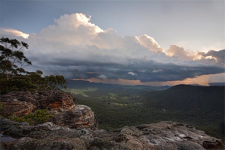 Views from Mt Victoria overlooking he Megalong Valley and of the incoming storm just before sunset Foto de stock - Super Valor sin royalties y Suscripción, Código: 400-08502763
