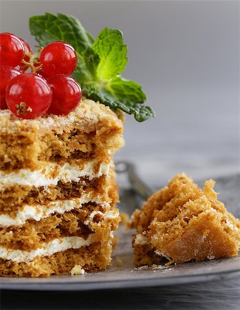 simsearch:400-07308560,k - portioned dessert piece of cake with cream and berries Foto de stock - Super Valor sin royalties y Suscripción, Código: 400-08503684