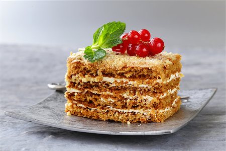 simsearch:400-07308560,k - portioned dessert piece of cake with cream and berries Foto de stock - Super Valor sin royalties y Suscripción, Código: 400-08503683