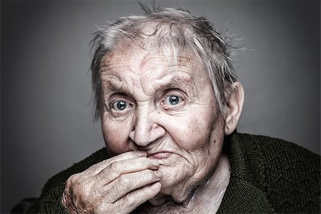 simsearch:400-06365837,k - Closeup portrait of an elderly woman Stockbilder - Microstock & Abonnement, Bildnummer: 400-08528633